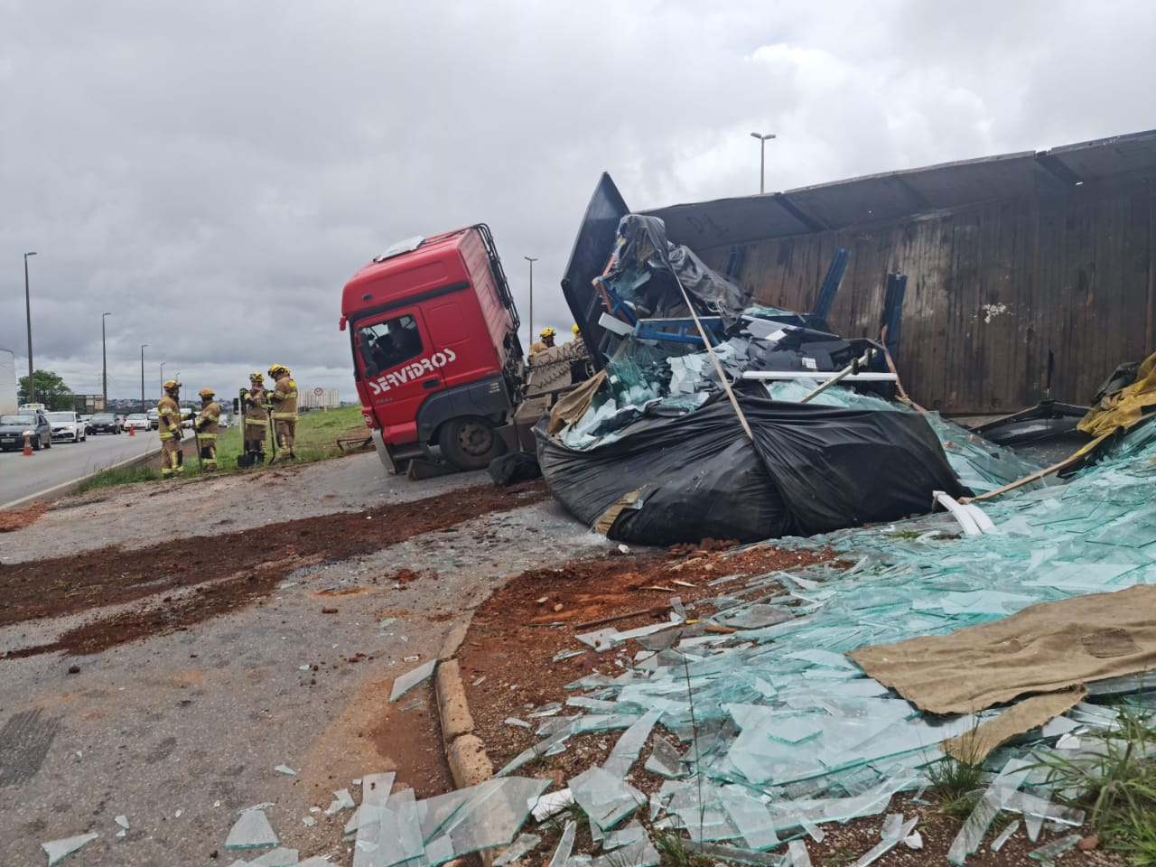 V Deo Carreta Carregada Vidro Tomba E Interdita Tr Nsito Na Br