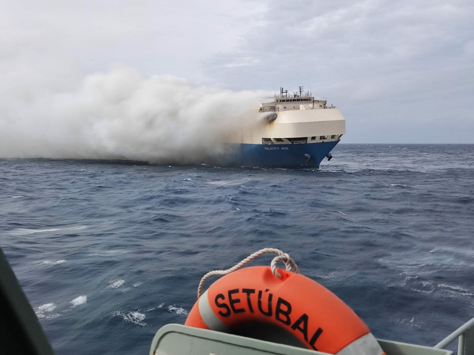 Após pegar fogo navio 4 mil carros de luxo afunda no Oceano