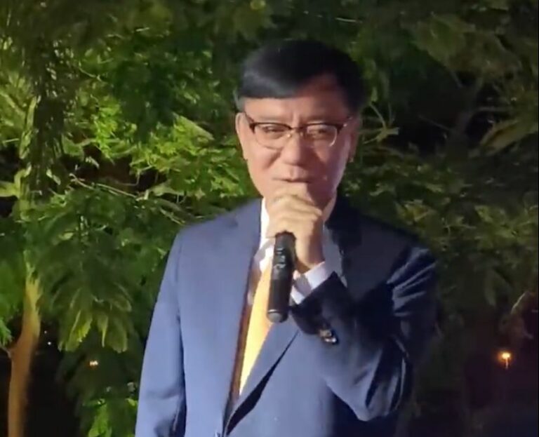 Vídeo Embaixador da Coreia do Sul canta Evidências em evento e