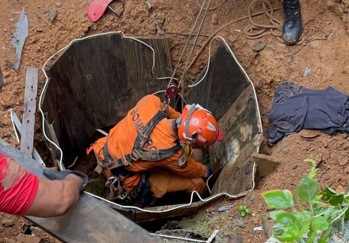 Homem cai em fosso de 12 metros e é resgatado pelos bombeiros em São