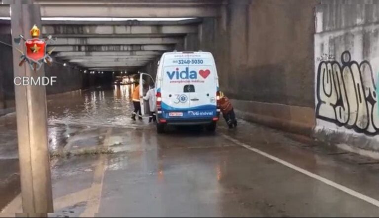 Vídeo Viaduto do Aeroporto alaga e ambulância paciente fica presa