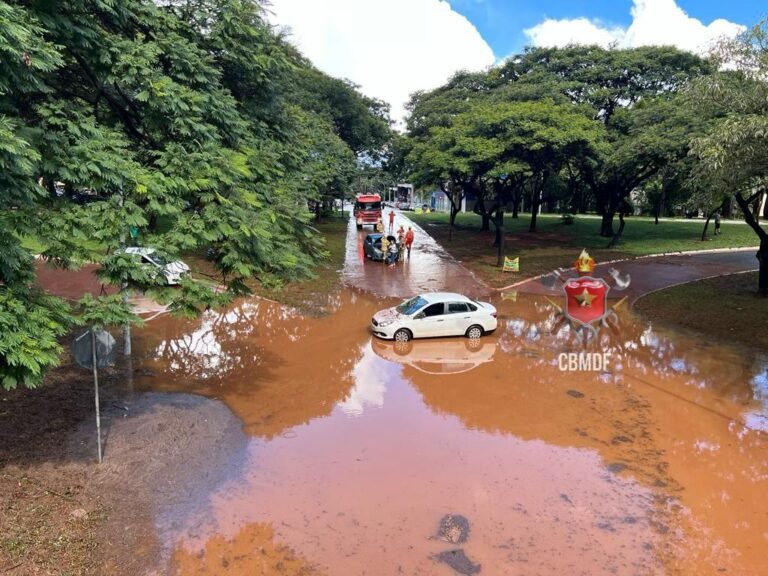 V Deo Chuva Forte Deixa Ruas Alagadas E Carros Ilhados Em Bras Lia