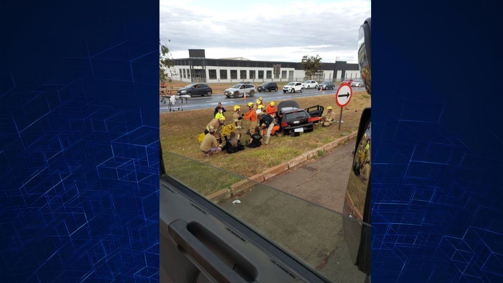 Três pessoas ficam feridas após capotagem de veículo na BR 040 ACORDA DF