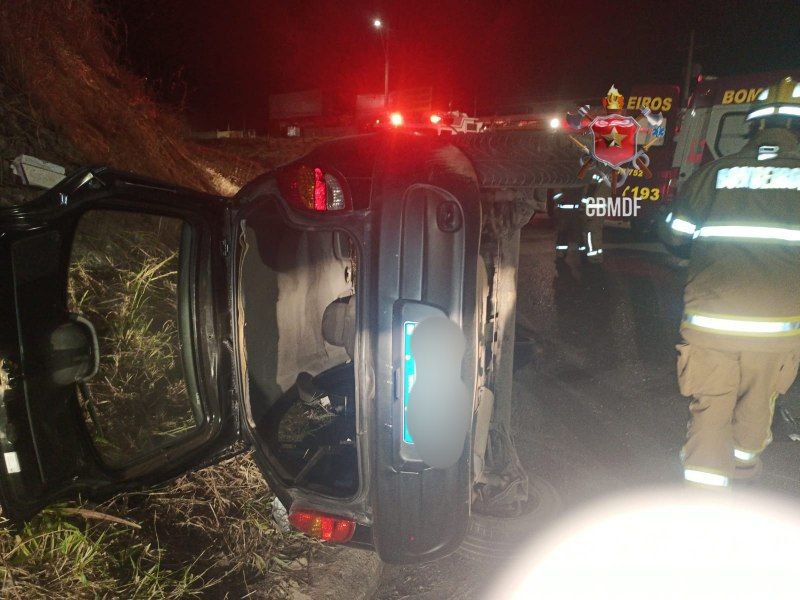 Carro cai de viaduto e deixa motorista preso às ferragens na BR 020