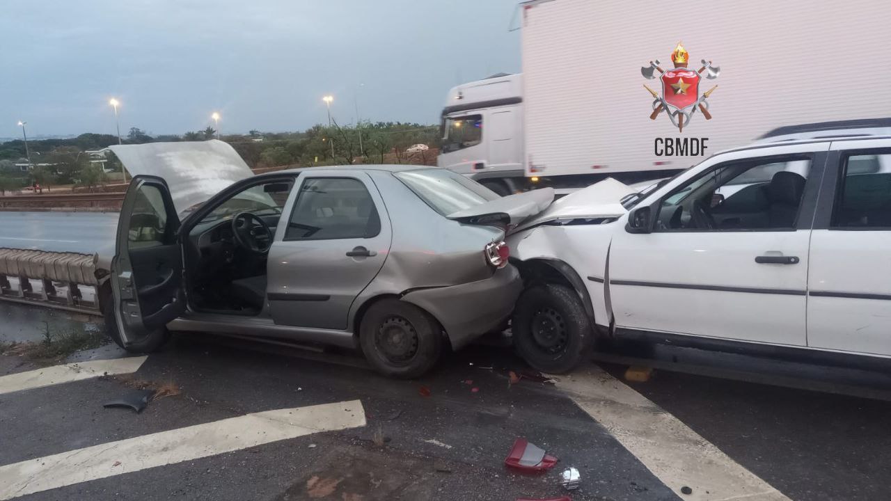 Acidente entre duas motos e três carros deixa duas pessoas feridas na