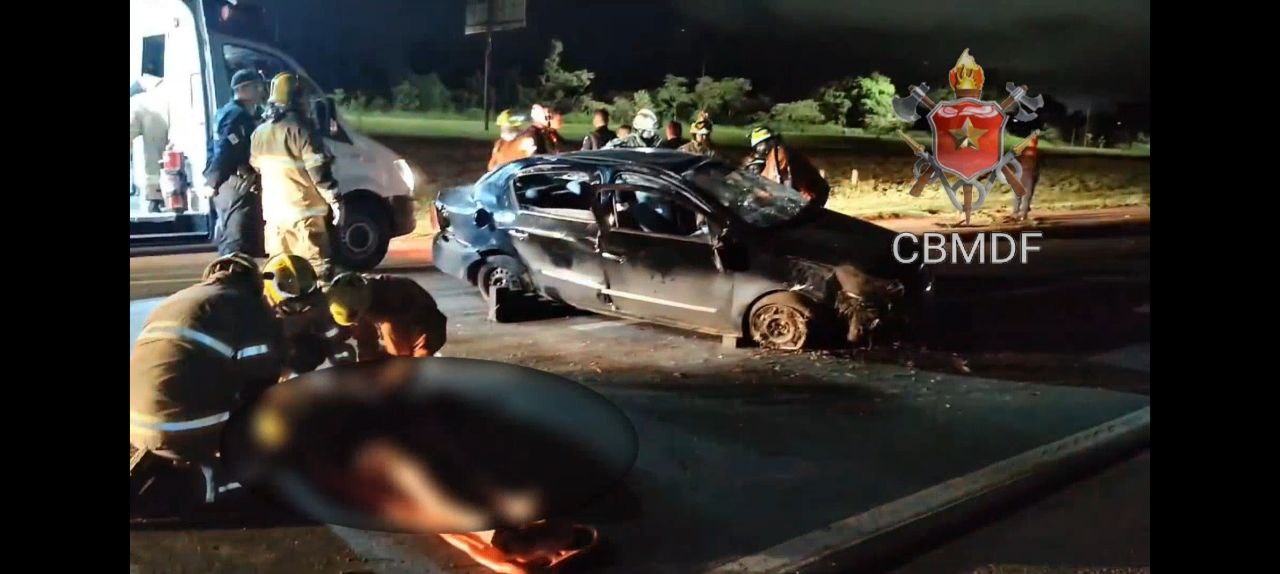 Vídeo Três pessoas ficam feridas após carro capotar na BR 020 ACORDA DF