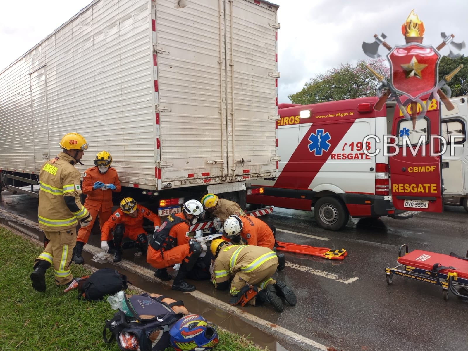 Motociclista fica ferido após colidir contra caminhão na Epia Sul