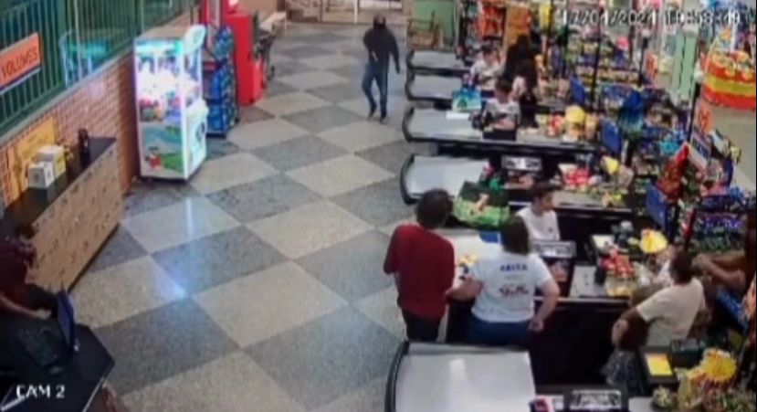 Vídeo Bandidos rendem clientes e funcionários e assaltam mercado no DF