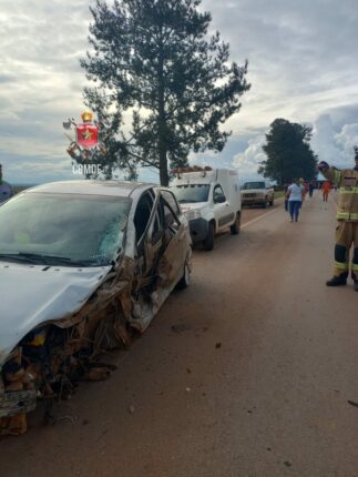 Caminhão tomba na BR-251, em São Sebastião