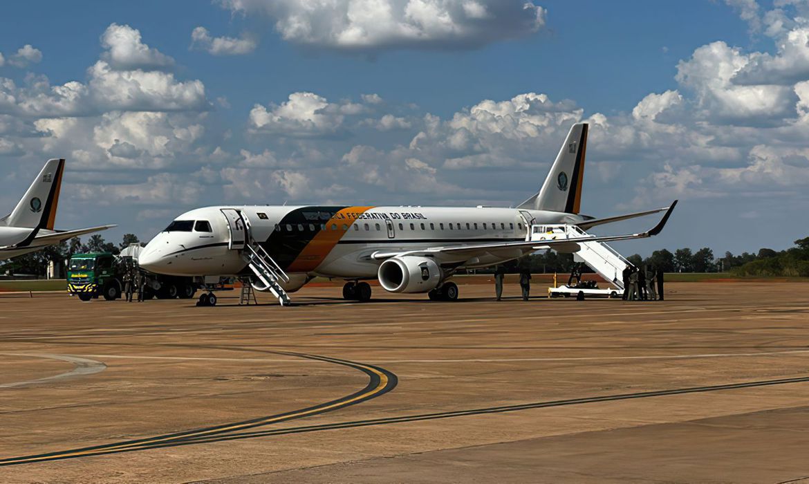 Segundo avião da FAB chega ao Brasil trazendo 214 resgatados de Israel