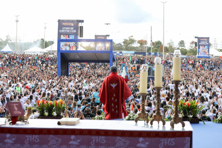 Fiéis participam da celebração de Pentecostes no Taguaparque, em Taguatinga