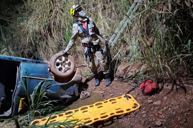 Carro tombado após queda de ponte na zona rural de Formosa