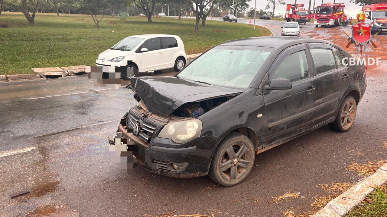 Veículos parados após derramamento de óleo na tesourinha de acesso ao Eixo Sul, em Brasília