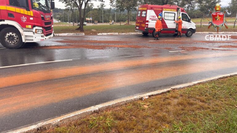 Veículos parados após derramamento de óleo na tesourinha de acesso ao Eixo Sul, em Brasília