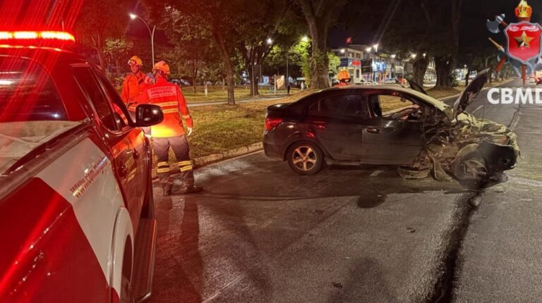 Carro após colisão contra árvore na Avenida W3 Norte, em Brasília