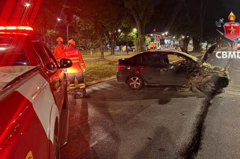 Carro após colisão contra árvore na Avenida W3 Norte, em Brasília