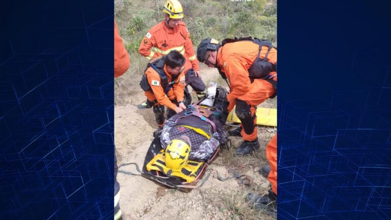 Helicóptero Resgate 08 do CBMDF retira homem ferido durante trilha em São Sebastião.